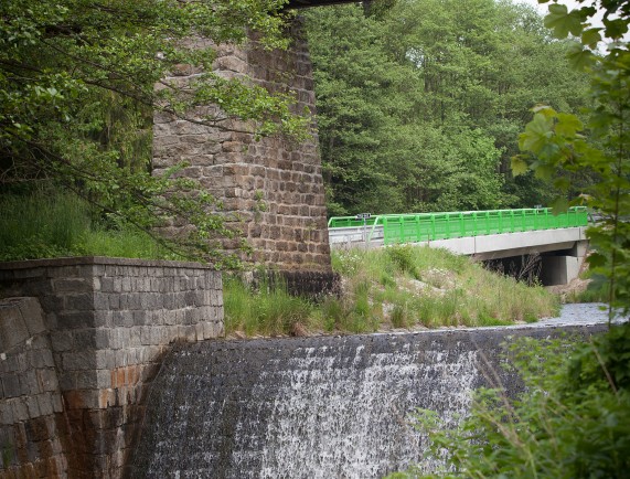 Wasserüberlauf unter den Fenstern der Pension