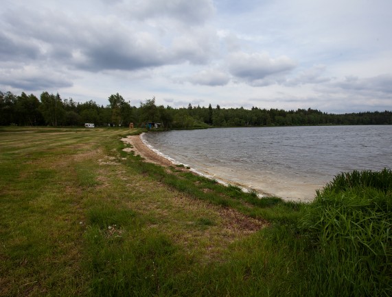 Teich Osika mit Sandstränden