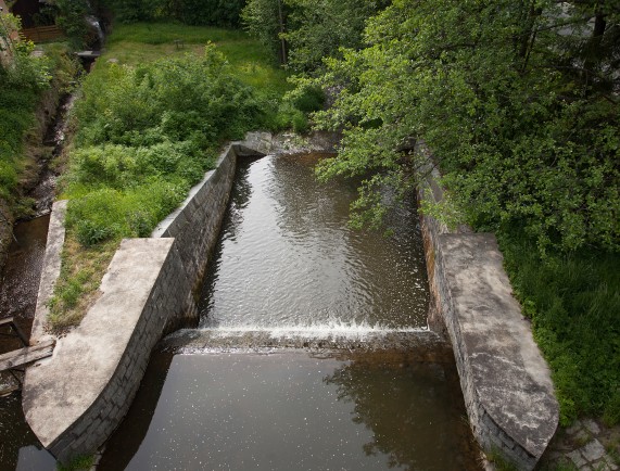 Wasserüberlauf unter den Fenstern der Pension